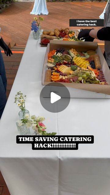 Mallory Files | Ozark Charcuterie on Instagram: "Comment ‘box’ and I’ll send you the link to these boxes!

You can use any bakery box to do this ❤️

In the box I lay down parchment paper and then butcher paper. It protects the table cloth/table. Your clients will thank you later!
-
-
-
#catering #cateringservice #cateringhack #cateringtips #cateringservices #foodevent #cateringevent #cateringlife #cateringevents #foodstyling #foodevents #nwa #northwestarkansas" Transport Charcuterie Board, Charcuterie To Go Boxes, Charcuterie Box Ideas, Boxed Lunch Catering, Charcuterie Box, Catering Platters, Lunch Catering, Bourbon Tasting, Catering Ideas Food