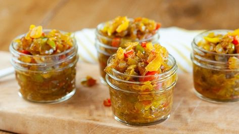 Are you in need of a new sandwich or salad topping? Try making this sweet Vidalia onion relish that includes red peppers and tons of tangy flavor! Southern Chow Chow Recipe, Chow Chow Relish, Chow Chow Recipe, Pork Chop Sandwiches, Vidalia Onion, Spicy Chicken Sandwiches, Cold Sandwiches, Cold Weather Food, Onion Relish