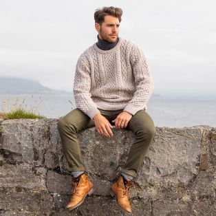 Aran Dress, Movie Knives, Aran Sweater Cardigan, Irish Fisherman, Fisherman Knit Sweater, Code Secret, Sweater Outfits Men, Irish Sweater, Irish Fashion