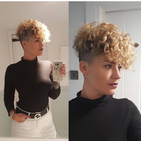 1,664 Likes, 18 Comments - @boblovers on Instagram: “@kezzos83 #bobhaircut #undercut #carrè #siddcutstyle #bobhairstyle #rasatura #shorthair #bobhaircut…” Extreme Haircut, Curly Faux Hawk, Short Curly Hairstyles For Women, Curly Pixie Haircuts, Blonde Curly Hair, Short Curly Haircuts, Curly Haircuts, Curly Pixie, Haircuts For Curly Hair