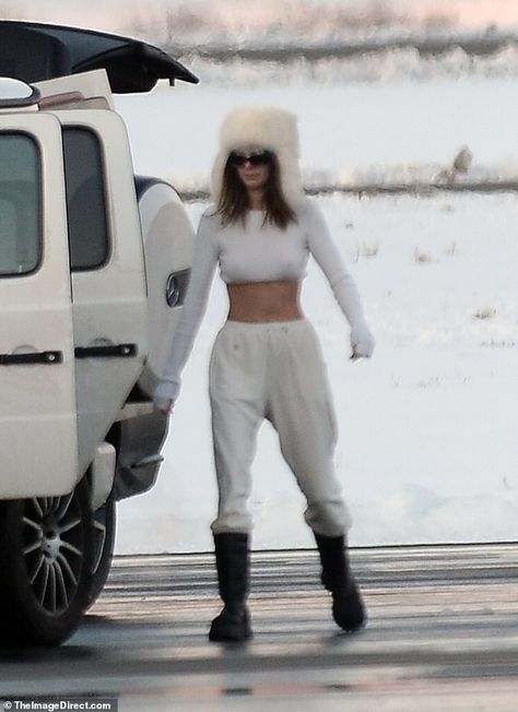 Kendall Jenner Snow, White Winter Outfits, Adelboden, Snow Style, Russian Winter, Winter Princess, Kendall Style, Snow Princess, Snow Bunny