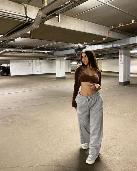 Doina Barbaneagra on Instagram: “live a good story ♥︎✨ wearing @boohoomanofficial” Cute Modeling Poses, Streetwear Poses, Stylish Photo Pose, Photo Pose Style, Model Poses Photography, Best Photo Poses, Parking Garage, Instagram Pose, Instagram Photo Inspiration