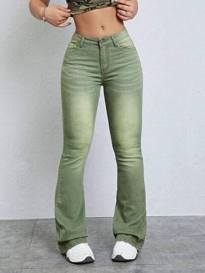 Green Flare Jeans, Green Jeans Outfit, Superenge Jeans, Color Fits, Denim Essentials, Green Jeans, Flare Leg Jeans, Girl Stuff, Jeans Boyfriend