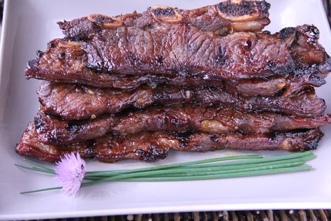 Maui-Style Ribs Maui Ribs Recipe, Marinating Ribs, Maui Ribs, Kalbi Ribs, Maui Style, Steak Dishes, Hawaiian Dishes, Lamb Dishes, Eat Beef