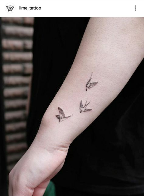 Tattoo Birds Flying Arm, Tattoo On Forearm For Women, Bird Tattoo Placement, 3 Bird Tattoos For Women, Aus Tattoo, Black And White Flower Tattoo, Side Arm Tattoos, Mundo Hippie, Tiny Bird Tattoos