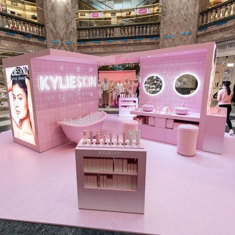 Kylie Skin by Kylie Jenner on Instagram: “how gorgeous is our @galerieslafayette display?! 😍 shop now in store and online! 🇫🇷💕✨ @galerieslafayettechampselysees” Business Launch Party, Kylie Jenner Birthday, Cosmetics Display Stand, Exhibition Display Design, Pos Design, Trajes Kylie Jenner, Kylie Skin, Museum Exhibition Design, Kylie Cosmetic