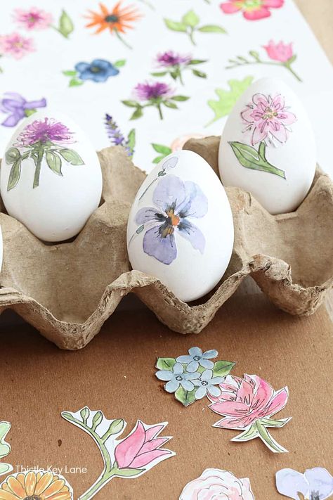 Decoupage Watercolor Floral Easter Eggs - If you want the look of hand painted watercolor Easter eggs here's an easy alternate solution to try. Watercolor Florals For Easter Eggs. Decoupaging Easter Eggs. Hygge Crafts, Easter Egg Decoupage, Watercolor Easter Eggs, Easter Egg Projects, Springtime Crafts, Easter School, Easter Egg Dye, Easter Goodies, Easter Egg Crafts