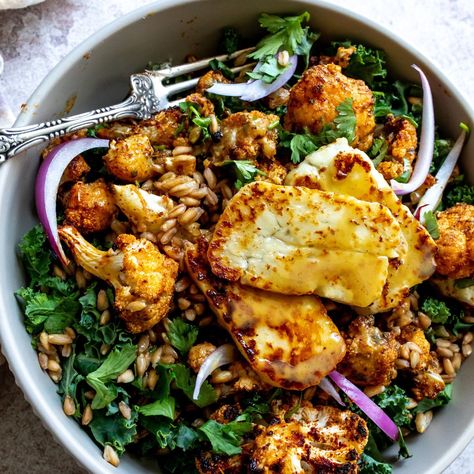 Halloumi Farro Bowls With Maple Dijon Dressing - Sailor Bailey Farro Bowl Recipe, Farro Bowls, Barley Bowl, Farro Bowl, Maple Dijon Dressing, Easy Nutritious Meals, Grain Salads, Sailor Bailey, Farro Recipes