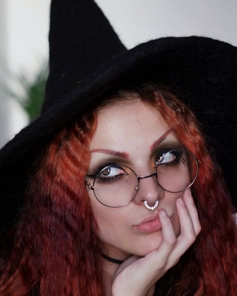 Witch With Glasses, Makeup With Glasses, Makeup Glasses, Witch Makeup, Beautiful Witch, Makeup Clothes, Costume Makeup, Halloween Costumes, Hair Makeup