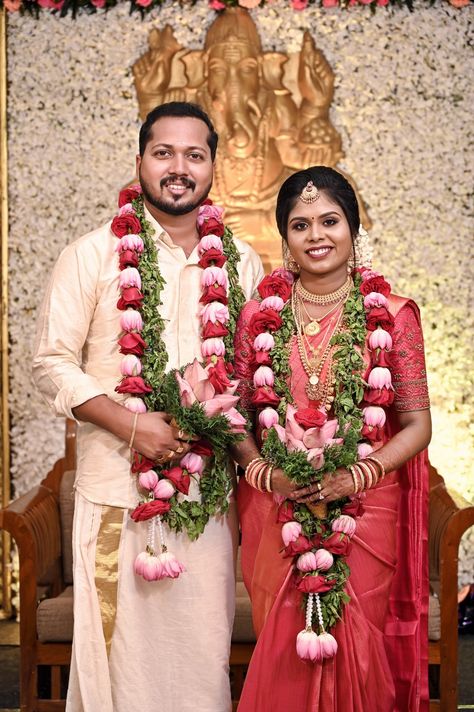 Kerala Hindu Wedding Photos, Wedding Malai Design Lotus, Kerala Wedding Couple, Jaimala Designs, Wedding Kerala, Hindu Wedding Photos, Lotus Wedding, Sacred Lotus