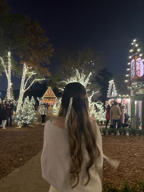 Cute Outfits To Go See Christmas Lights, Outfits For Looking At Christmas Lights, Christmas Light Poses Photo Ideas, Outdoor Christmas Lights Photoshoot, Seeing Christmas Lights Outfit, Christmas Lights Pictures, Going To See Christmas Lights Outfit, Christmas Light Photoshoot, Poses With Christmas Lights