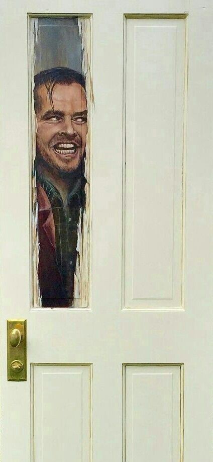 Great door art !! The Shining Wallpapers, Jack Nicholson The Shining Wallpaper, The Shinning Wallpapers, The Shinning Art, The Shining Halloween Decor, The Shining Wallpaper, Horror Movies Wallpaper, Here's Johnny The Shining, Redrum The Shining