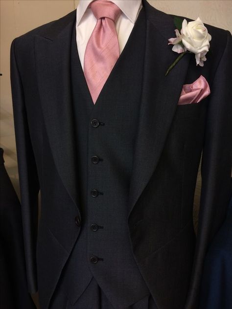 Black Suit With Pink Accents Men, Quince Suits For Guys Pink, Black And Blush Groomsmen Attire, Mens Wedding Suits Navy Blush Pink, Quince Suits For Guys, Pink Suit Wedding Grooms, Black Tux Pink Tie, Chambelans Suits, Wedding Suits Groom Pink