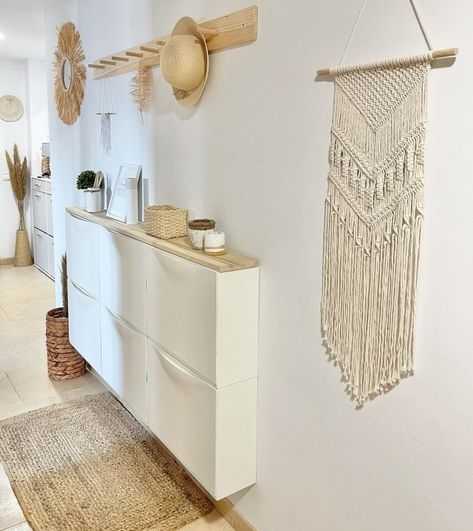 Un meuble d'entrée pratique et stylé avec Trones et une planche en bois (instagram @ nordicandboho) Trones Ikea Hack, Ikea Storage Hacks, Best Ikea Hacks, Hallway Flooring, Ikea Hack Ideas, Ikea Furniture Hacks, Diy Ikea Hacks, Best Ikea, Ikea Storage