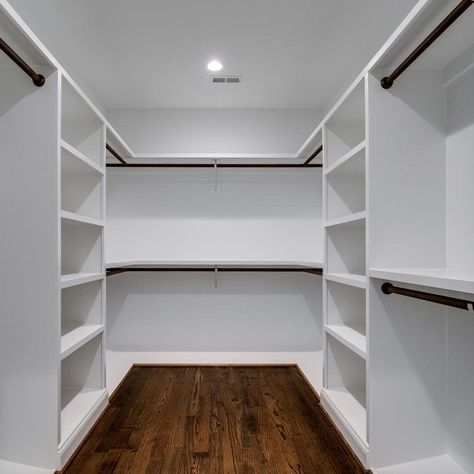 Master Closet Layout, Diy Walk In Closet, Master Closet Design, Closet Planning, Creative Closets, Closet Built Ins, Walking Closet, Dream Closet Design, Closet Design Layout