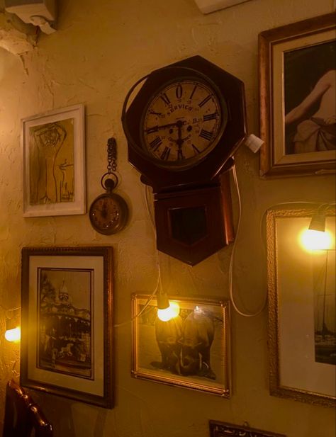 vintage clock, living room, decor inspiration, decor, lamps, retro, retro drawings, aesthetic, 50’s vibe Vintage Clocks Aesthetic, Vintage Clock Aesthetic, Retro Drawings, Clock Living Room Decor, Lamp Drawing, Midnights Aesthetic, Clock Aesthetic, Room Decor Inspiration, Vintage Clocks