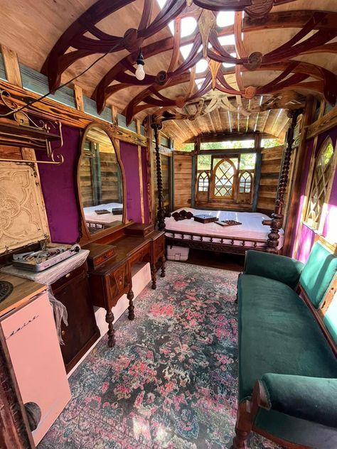 Medieval Caravan Aesthetic, Vardo Wagon Interior, Vintage Rv Decorating Ideas, Romani Caravan Interior, Romani Caravans, Romani Wagons, Vardo Interior, Romani Vardo, Camper Stairs