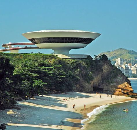 Niterói Contemporary Art Museum, Rio Architecture, Brasil Girl, Brazil Architecture, Case Creole, Brazilian Architecture, Mid Century Modern Exterior, Contemporary Art Museum, Rio Brazil