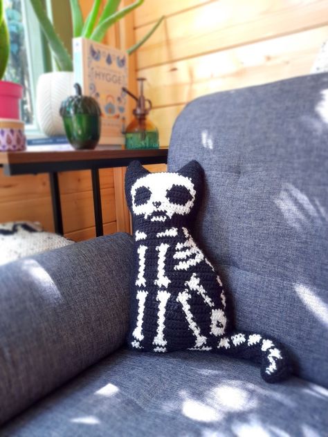 Haloween Decoracion Crochet, Things To Make Halloween, Crochet Skeleton Pattern Free, Crochet Ideas For Cats, Cute Crochet Room Decor, Cat Crochet Ideas, Halloween Crochet Decor, Crochet Halloween Ideas, Crochet House Decor