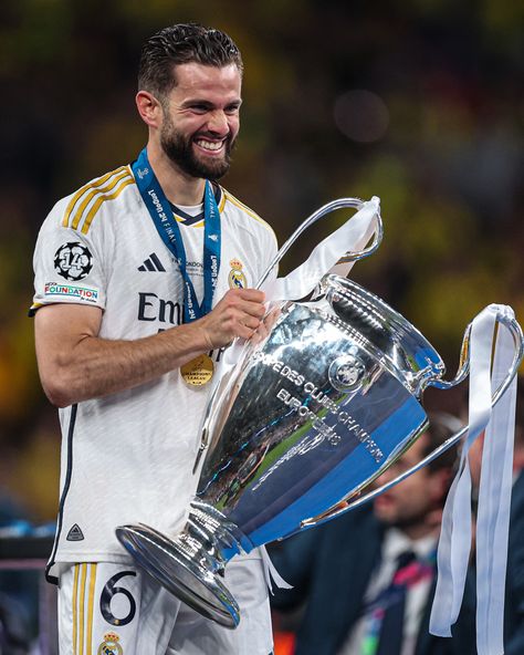 𝘾𝙃𝘼𝙈𝙋𝙄𝙊𝙉𝙎 🏆👑 #𝙃𝙖𝙡𝙖𝙈𝙖𝙙𝙧𝙞𝙙 Nacho Fernandez, Real Madrid Win, Football Background, Soccer Photography, Real Madrid Wallpapers, Madrid Wallpaper, Soccer Pictures, Nachos, Fc Barcelona