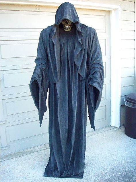 Diy Halloween Animatronics, Diy Halloween Scary, Halloween Reaper, Monster Mud, Reaper Costume, Scary Halloween Decorations Outdoor, Halloween Ghost Decorations, Halloween Graveyard, Halloween Props Diy