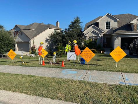 15 Rib-Tickling Halloween Displays From This Skeleton-Loving "Goofball" Family – InspireMore 3rd Birthday Construction, Football Displays, Party Zone, Couples Yoga, Terrible Twos, Halloween Store, Construction Party, Halloween Displays, Calendar Pages