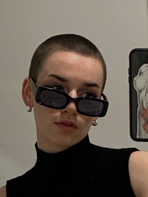 Women Half Shaved Head, Bald Head Aesthetic, Short Hairstyle Women Buzzed, Bald Head Women Aesthetic, Shaved Head Women Dyed, Cute Buzzcuts For Women, Brown Buzzcut Women, Girl Shaved Hair, Black Buzzcut Women