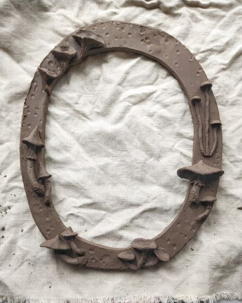 Ceramic Mirror Frame Diy, Ceramic Mirror Frame Ideas, Clay Mirror Frame Aesthetic, Polymer Clay Mirror Frame, Ceramic Frame Ideas, Ceramic Mirror Frame Handmade, Diy Clay Mirror Frame, Clay Frame Diy, Clay Mirror Diy