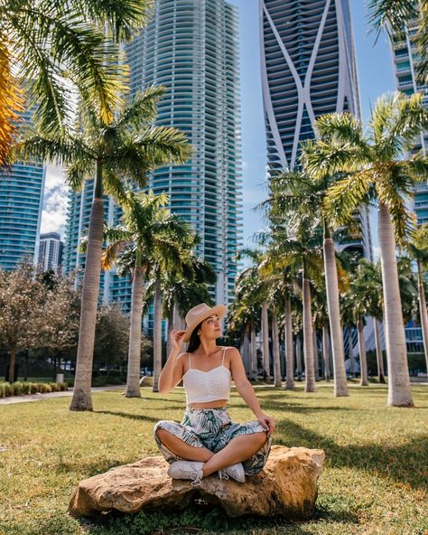 How to Pose for Photos: 48 Poses For Your Next Instagram Photoshoot Miami Places To Take Pictures, South Beach Photo Ideas, Pictures In Florida, Miami Beach Poses, Miami Instagram Pictures Aesthetic, Miami Instagram Spots, Miami Ig Pics, Miami Beach Pictures Photo Ideas, Miami Beach Photoshoot