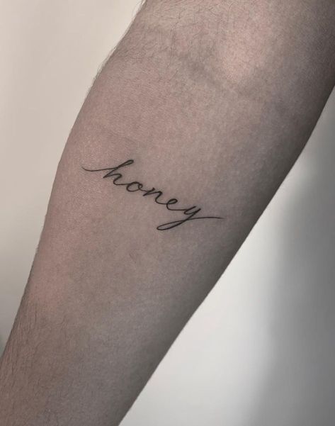 Honey tattoo feminina delicada. #TattooFonts #FreeFonts #TattooDesigns #LetteringLove #TattooTypography #FreeTattooIdeas Delicate Tattoo Fonts, Honey Tattoo, Tattoo Word Fonts, Cursive Tattoos, Tattoos Inspiration, Writing Tattoos, Tattoo Font, Tattoo Script, Cute Tattoos For Women