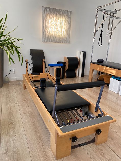 Beneficios de la práctica de pilates en Pilates & Co. - BarnaChic Wunda Chair, Studio Mood Board, Healing Business, Studio Pilates, Pilates Workouts, Reformer Pilates, Make Your Day Better, Pilates Studio, Pilates Reformer