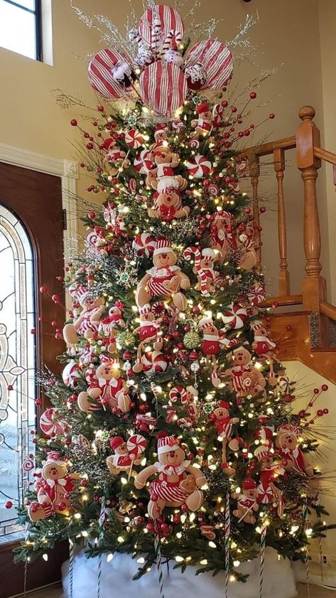 Candy Cane & Gingerbread Gingerbread Tree, Christmas Tree Decoration Ideas, Church Christmas Decorations, Tree Decoration Ideas, Christmas Tree Village, Gingerbread Christmas Tree, Best Christmas Tree, Thanksgiving Home Decor, Gingerbread Decor