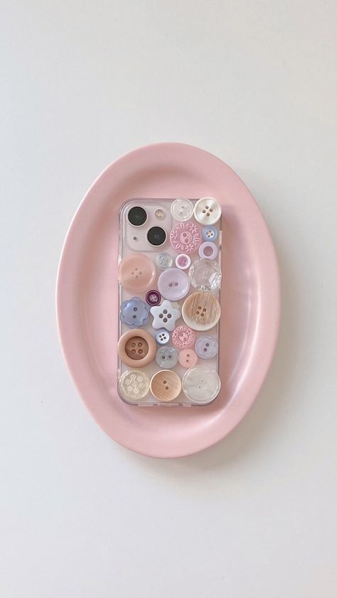 Button Phone Case, Cute Activities, Ribbon Crafts Diy, Handmade Phone Case, Diy Iphone Case, Wallpaper Doodle, Gift Inspo, Bead Charms Diy, Cute Little Things