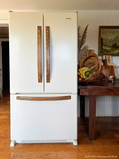 How to make, step by step, curved wood refrigerator door handles to replace the factory handles. Diy Fridge Handles, Change Fridge Handles, Clean Fridge, Fridge Door, Curved Wood, Highland Homes, Diy Remodel, One Bedroom, Refrigerator