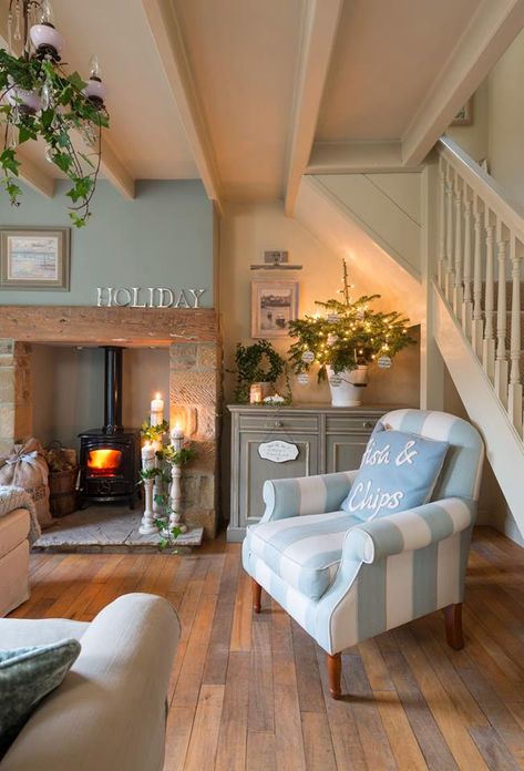 Salone Shabby Chic, Cosy Cottage Living Room, Salons Cottage, Country Cottage Living Room, Cottage Lounge, Cottage House Interior, Country Cottage Living, 25 Beautiful Homes, Shabby Chic Decorating