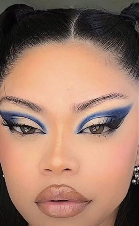 Rave Makeup Blue, Futuristic Eye Makeup, Blue Hair Makeup Ideas, Dramatic Cat Eye Makeup, Futuristic Makeup Looks, Makeup With Eyeliner, Make Up Yeux, Party Makeup Ideas, Futuristic Makeup