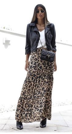 Look Boho Chic, Sneaker Outfits Women, Leopard Print Skirt, Mode Casual, Spring Street Style, 가을 패션, Print Skirt, Black Leather Jacket, Fashion Mode