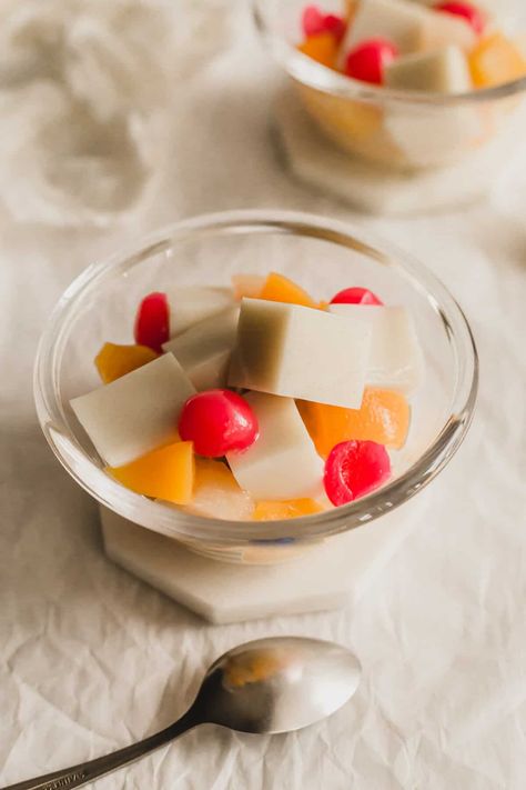 Bowl of Chinese Almond Jelly on marble coaster. Almond Jello, Almond Jelly, Lychee Jelly, Fruit Birthday Cake, Turnip Cake, Mango Jelly, Pineapple Bun, Coconut Jelly, Jelly Desserts