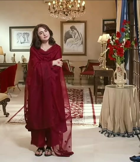 Tere Bin Drama Pics Dress, Red Kameez Design, Red Dress Designs Pakistani Simple, Tere Bin Outfits, Red Dresses Pakistani, Tere Bin Meerab Outfits, Meerab Dressing In Tere Bin, Yumna Zaidi Dresses In Tere Bin, Mehroon Suit Designs