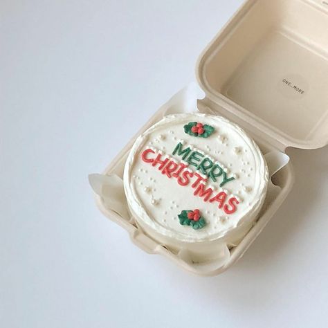 Happy Birthday Christmas, Mini Christmas Cakes, Christmas Cake Designs, Mood Style, New Year's Cake, Christmas Cake Decorations, Xmas Cake, Beautiful Desserts, Pretty Birthday Cakes