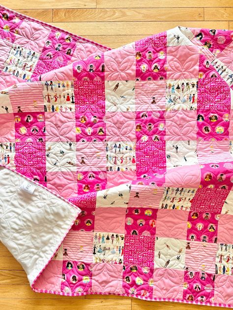 Barbie World Free Pattern for the Young Feminist in Your Life - Strip Piecing, Bag Accessories Diy, Bear Quilts, Traditional Quilts, Big Things, Modern Pillows, Foundation Paper Piecing, Quilting For Beginners, Lap Quilt