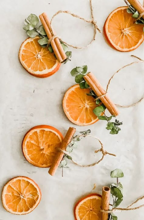 Dried Orange Garland On Tree, Fall Dried Orange Garland, Christmas Decorations Orange, Dried Orange Ornaments Diy, Dried Orange Tree Decorations, Dried Orange Slices Ornaments, How To Decorate With Dried Orange Slices, Orange Slice Christmas, Christmas Nature Decorations