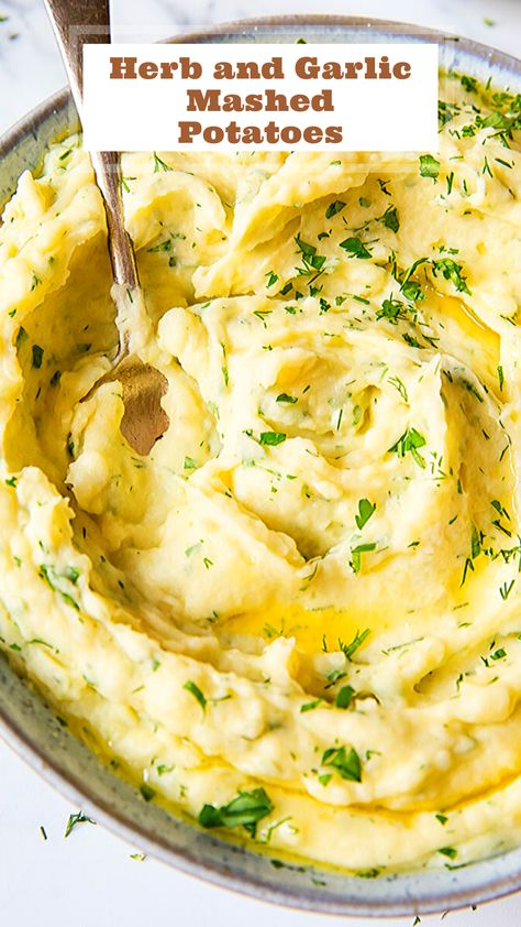 Tips for Creamiest Mashed Potatoes #mashedpotatoes #potatomash Herb Mashed Potatoes Recipe, Creamiest Mashed Potatoes, Mashed Potatoes From Scratch, Mashed Potato Recipe, Buttery Mashed Potatoes, Roasted Garlic Mashed Potatoes, Best Thanksgiving Side Dishes, Perfect Mashed Potatoes, Easy Mashed Potatoes