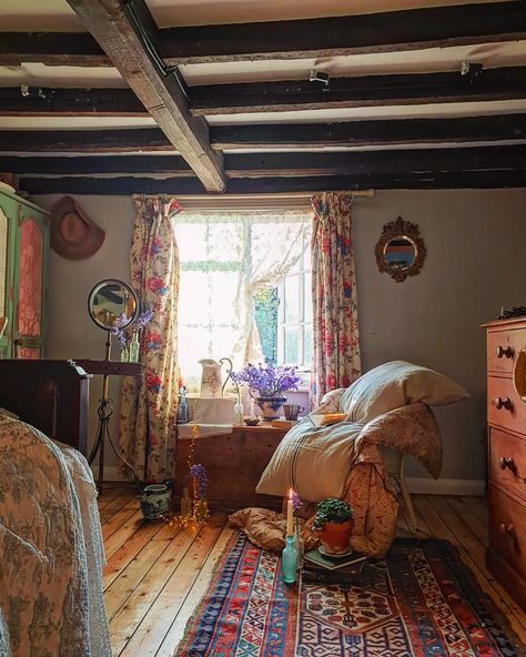 Cottage Family Room, English Cottage Interiors, Boho Ideas, Spring Light, Cottage Inspiration, Style Cottage, Big Windows, Interiors Dream, Country Houses