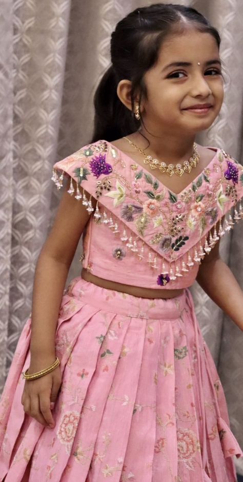 Pattu Parikini Models For Kids, Paavadai Sattai For Kids, Pattu Pavadai Design, Traditional Frock Designs, Baby Girl Dresses Traditional, Pattulanga Designs For Kids, Frock Ideas For Kids, Baby Girl Langa Blouse Designs, Baby Blouse Designs