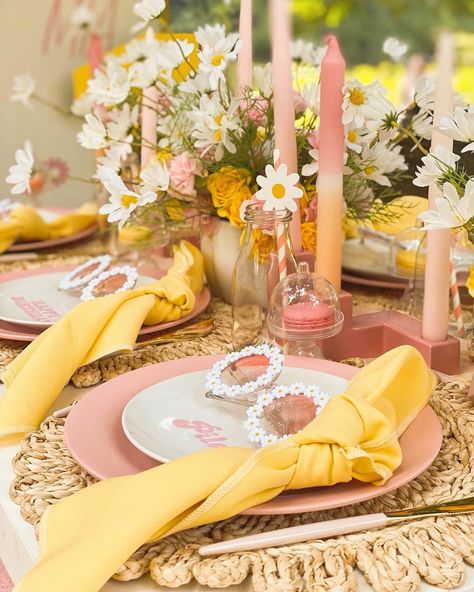 Host a groovy gathering with these boho Daisy party decor ideas! From centerpieces to signage, find inspiration for creating a chic and stylish celebration that's perfect for any occasion. For even more party inspiration and DIY tips, check out our latest blog post! Floral Theme Table Decor, 70s Party Table Decorations, 30th Birthday Boho Party Ideas, Groovy Flower Arrangement, Daisy Picnic Party, Retro Daisy Party, Daisy Table Setting, Daisies Party Theme, Hippie Party Centerpieces