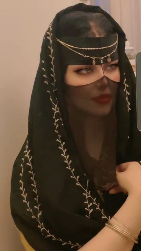 2022 Scarf, Spring Outwear, Short Coats, Hijab Look, Army Girlfriend Pictures, Arabian Women, Arabian Beauty, Arabian Beauty Women, Muslim Women Fashion