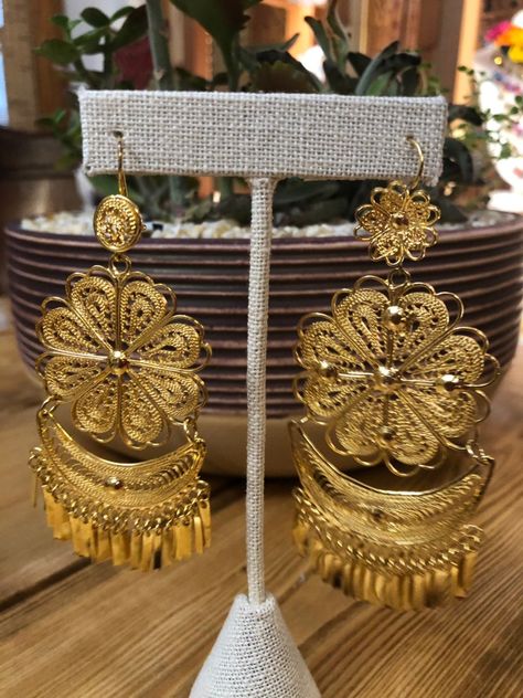 These Beautiful Mexican Earrings are made with the Mexican art form of twisting gold plated wires to create beautifully intricate works of art. Flower Earrings Dangle, Aztec Earrings, Mexican Earrings, Gold Jewellry, Jewelry Design Inspiration, Mexican Jewelry, Filigree Jewelry, Traditional Earrings, Dope Jewelry