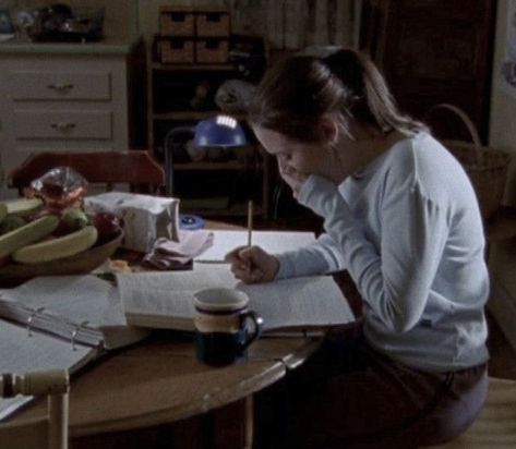 Rory Studying, Study Playlist, Academic Aesthetic, Playlist Covers Photos, Study Aesthetic, Academic Motivation, Study Motivation Inspiration, Junior Year, Rory Gilmore