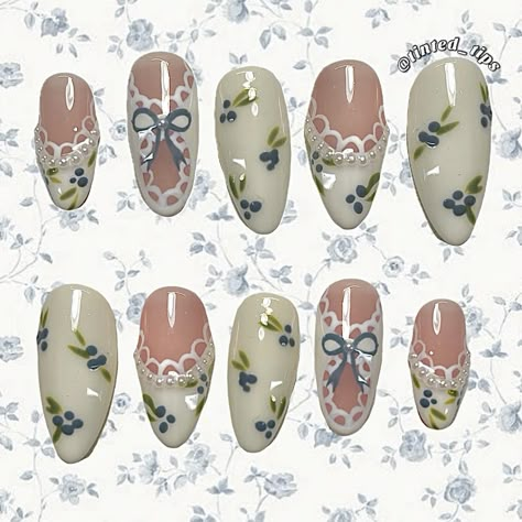 Dnd Dainty Daisies, Bows And Flowers Nails, Cute Plaid Nails, Forestcore Nails, Vines Nail Art, Laufey Inspired Nails, Flower Bouquet Nails, Cottagecore Nail Art, Vintage Inspired Nails